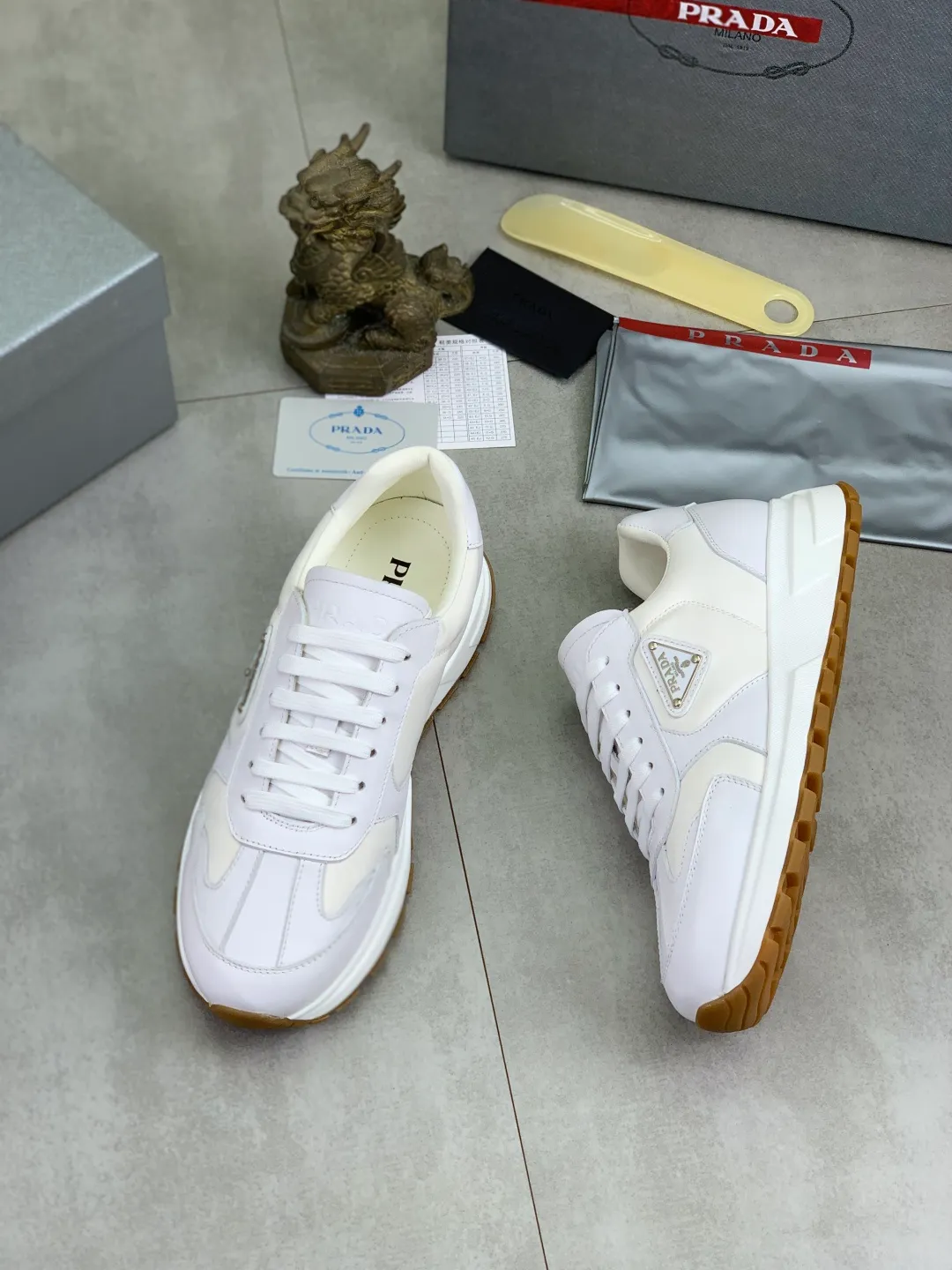 Men's men's shoes 💰P560 💰 [New style] popular models on the official website, 🆘 Trendy brand (Prada) mainly promotes popular models, avant-garde and versatile fashionable men's shoes private version mold opening, cowhide surface splicing 1:1.. Fashionable and simple, original imported cowhide lining cowhide feet; the atmosphere and personality are more fashionable, eye-catching and pursuing class. It will subvert the old idea and be a must-have for fashion trendsetters with you! Must keep it! Tall and comfortable, large and low, high-end quality workmanship. Size: 38-44 3️⃣colors available.